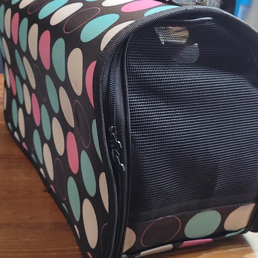 Pet carrier 20in x 8in x 10in height